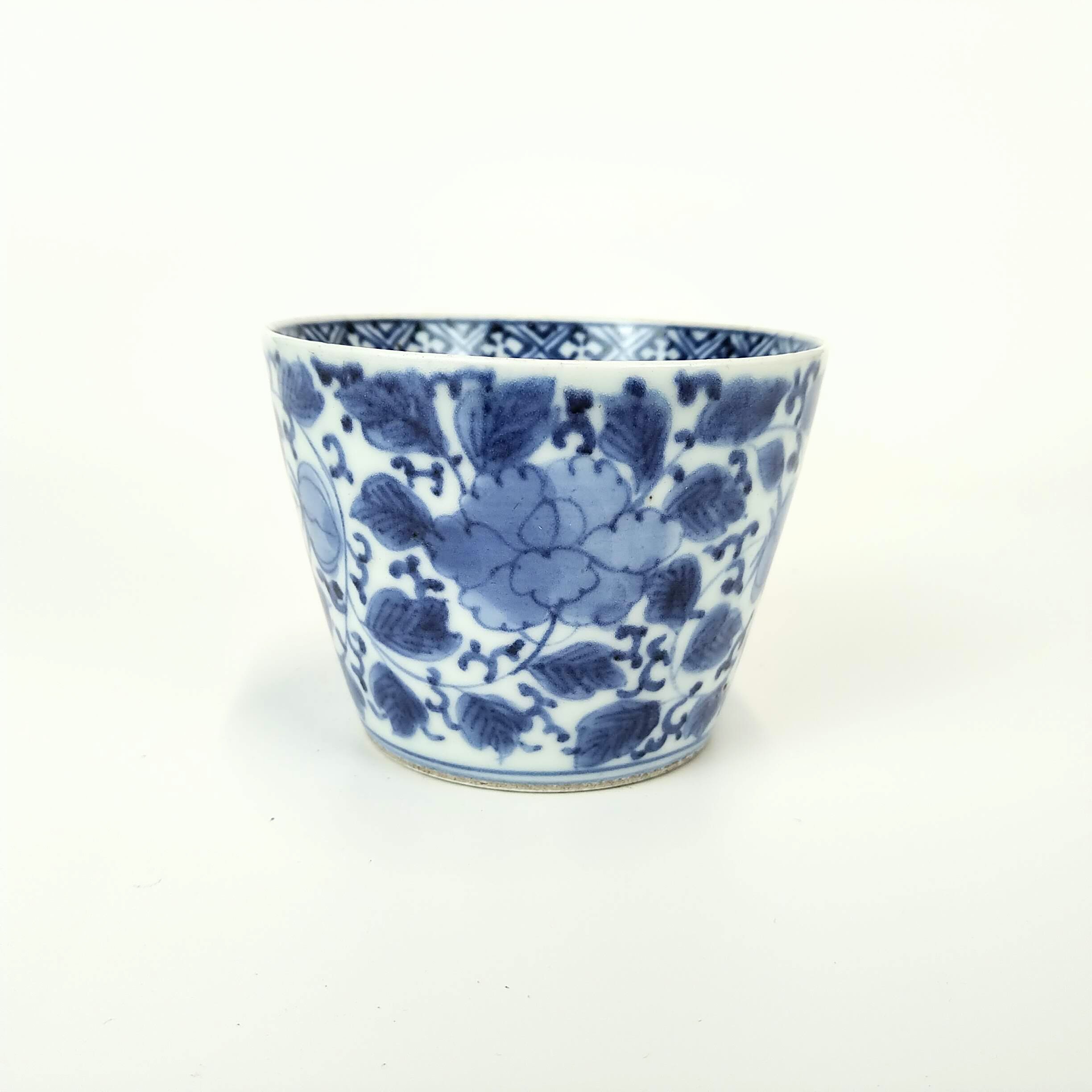 湯呑　湯呑み　湯飲　茶碗　染付　唐草　花唐草　伊万里　有田　蕎麦猪口　牡丹唐草文 有田焼 染付古伊万里花唐草 そば猪口(ちょこ) : 有田焼や 心器