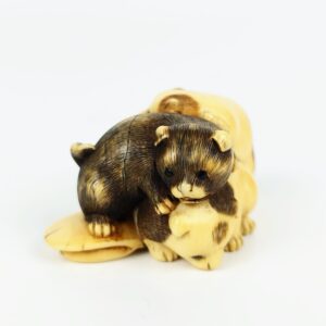 牙彫り根付　犬