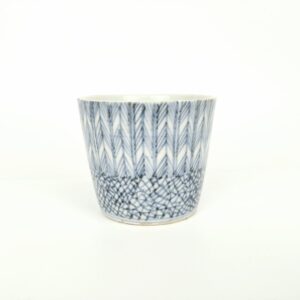 japanese antique Imari ware blue and white soba cup with design of fletching and cracked ice pattern